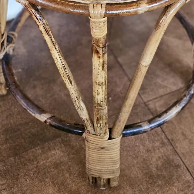 Close-up of the armchair’s legs, with some wear on the varnish